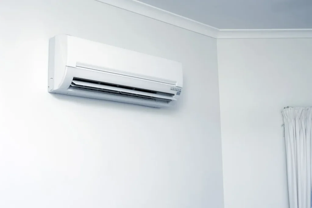 Evaporator coil made of copper tubes in air conditioning